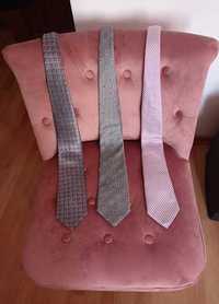Lote de três gravatas clássicas, modernas e elegantes. Várias marcas