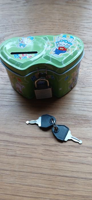 Metalowa skarbonka dla dzieci zamykana na kłódkę zabawkową