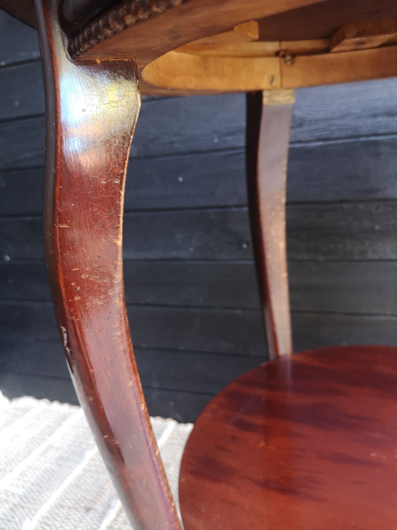 Stolik kawiwy, drewniany z wygiętymi nóżkami