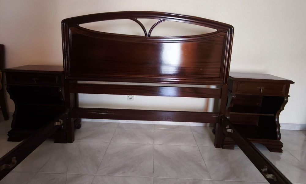 Cama casal e 2 mesas cabeceira