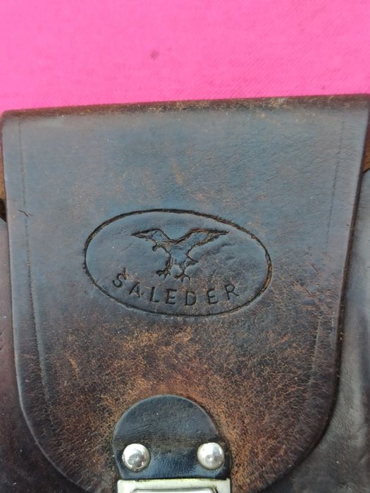 Чохол шкіряний з застібкою.