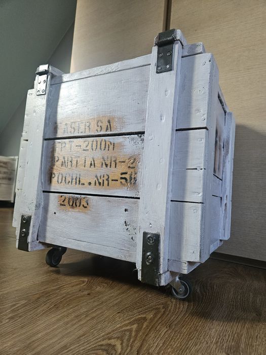 Skrzynia wojskowa na kółkach