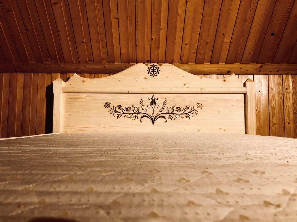 Łóżko drewniane rzeźbione góralskie meble góralskie lite drewno