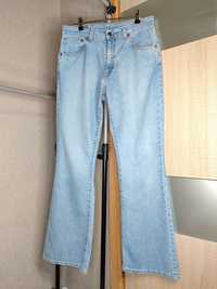 Жіночі джинси кльош Levis 525. Світлі джинси. Блакитні джинси. Штани.