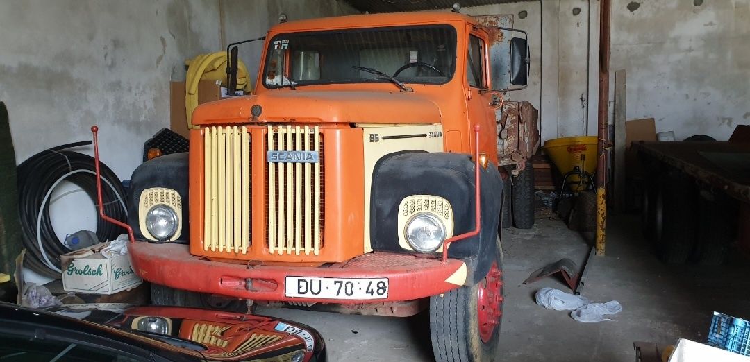 Dois camiões scania 86 basculante e contentor