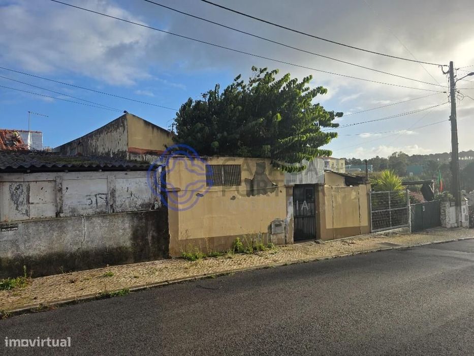 Moradia T2 Térrea para Recuperar - Bairro das Morenas, Caldas da Ra