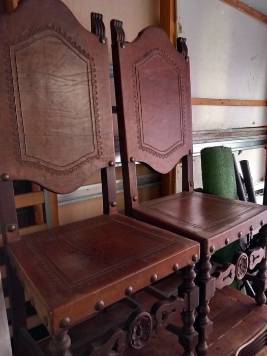 Cadeiras em couro antigas