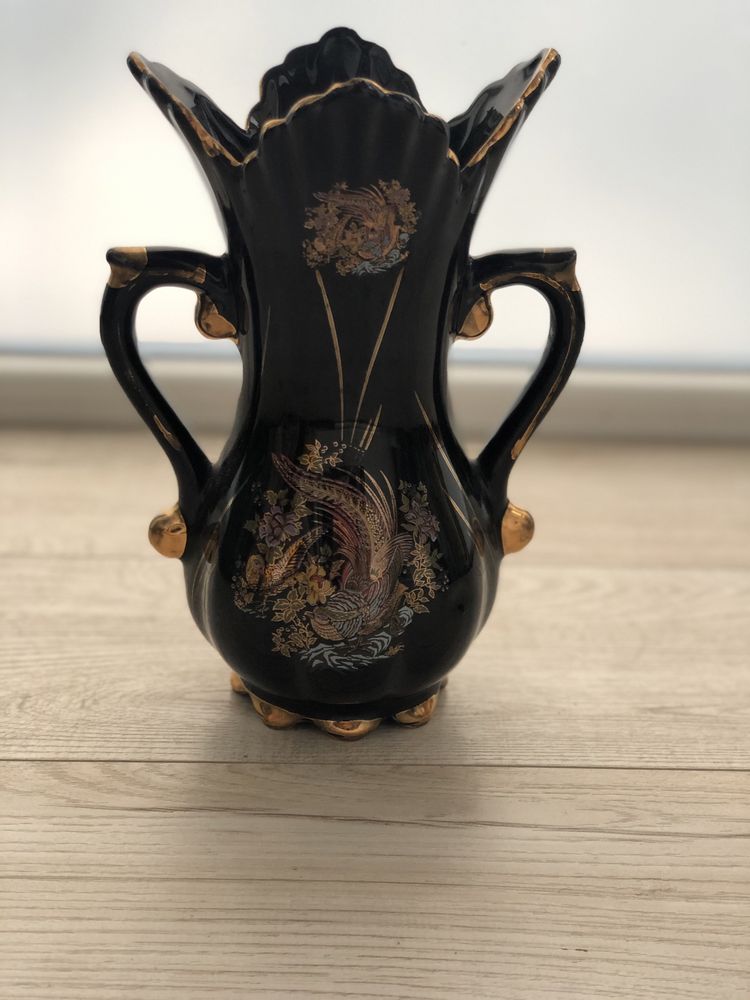 Ефектна чорна ваза