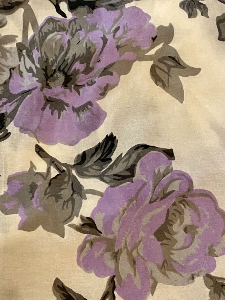 Piękny kremowy szal w szaro-fioletowe kwiaty