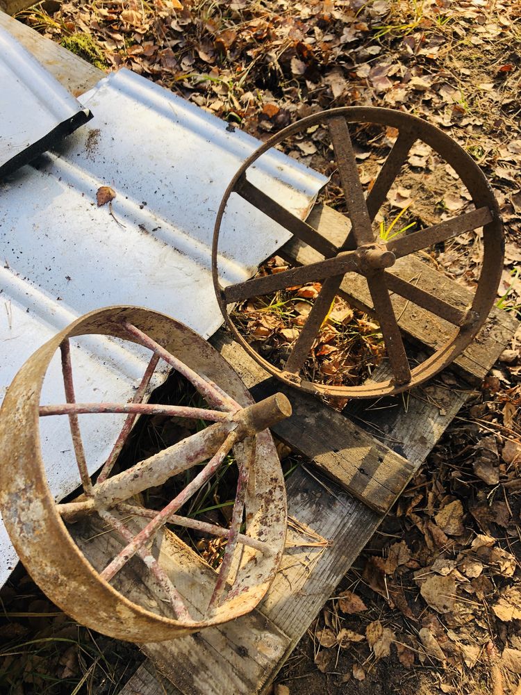 Koło metalowe starej taczki loft industrial