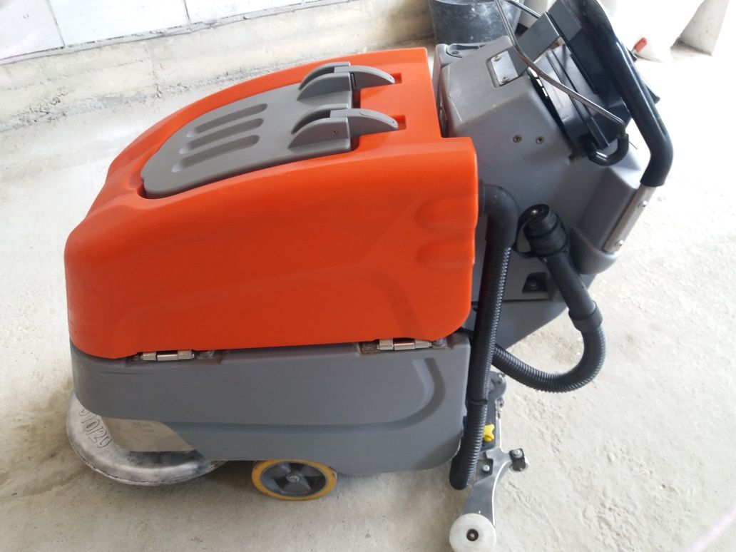 підлогомиюча машина поломоечная  машина  HAKO B 45CL. KARCHER BR90/14