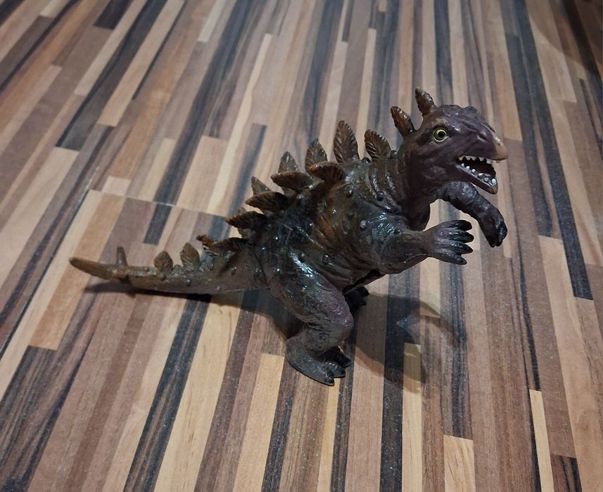 Sprzedam dinozaura wydający dźwięk.