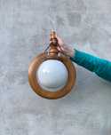 Lampa szklany biały klosz w drewnianym okręgu