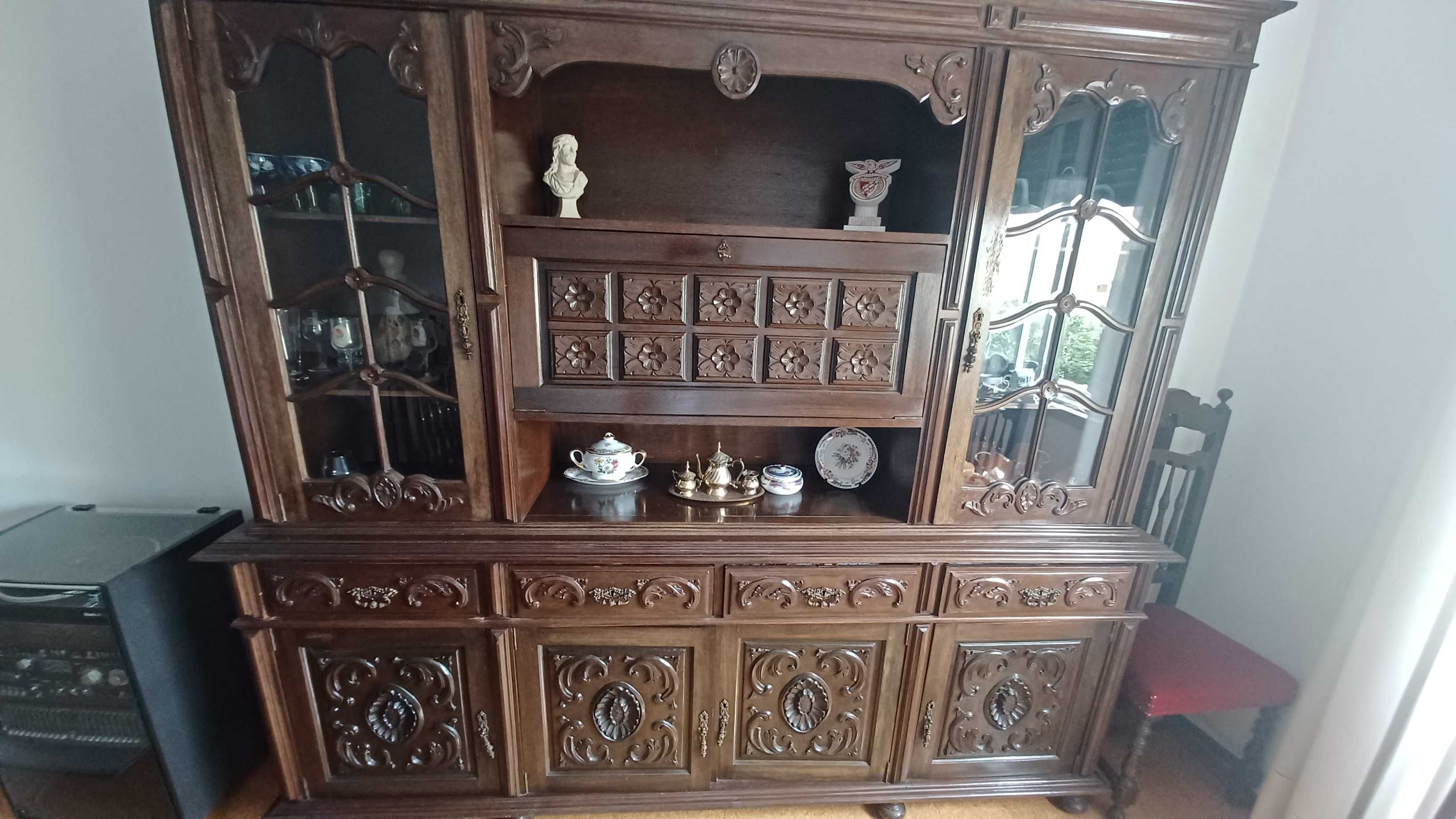 Móvel louceiro de sala (estilo sex XVIII)