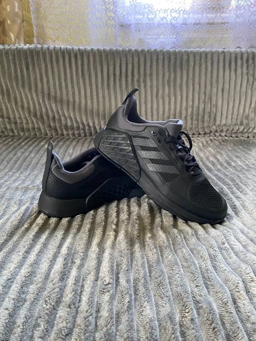 Кросівки-Adidas
Модель-Training
Колір-чорний 
Розмір-38
Ціна-4000
За д