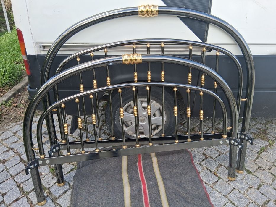 Cama casal em ferro.
