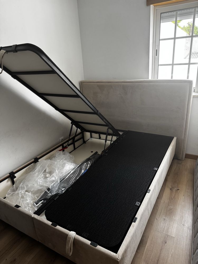 Cama com estrado elevatório e arrumação