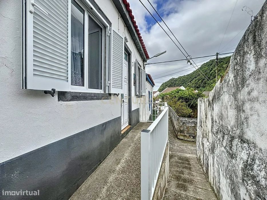 Moradia para Recuperar com Vista Montanha no Faial da Terra, Povoação