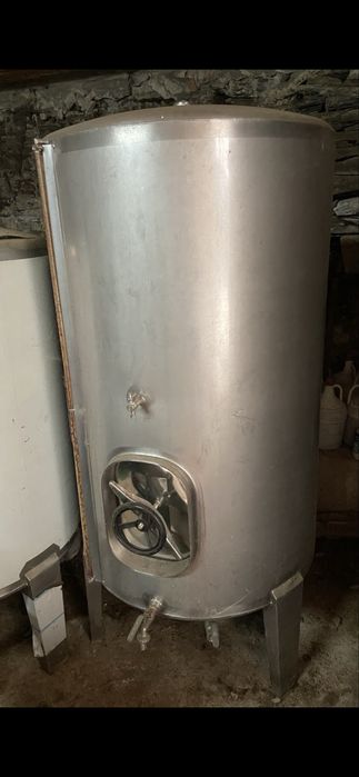 Garrafão e cubas vinho