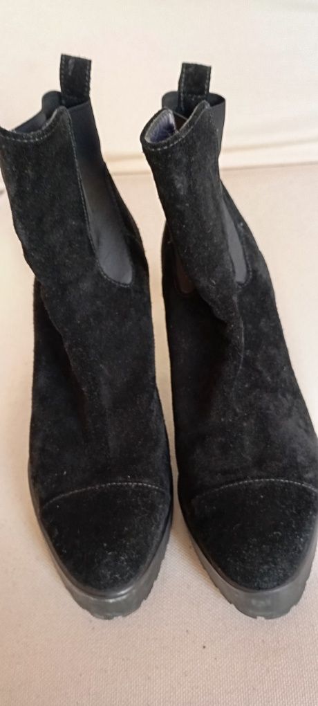 Botas de salto alto pretas em camurça da marca Castañer