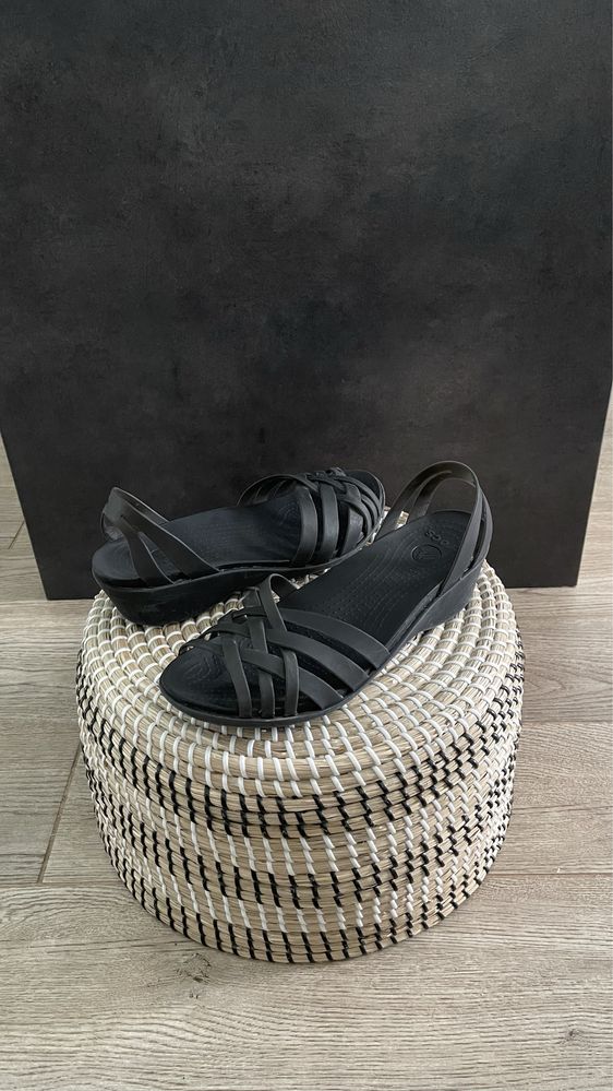 Crocs sandały na koturnie Huarache Mini Wedge W10 41/42