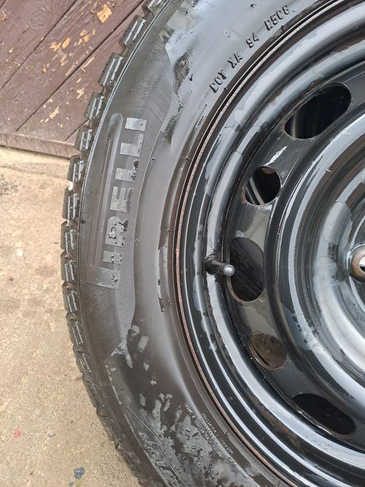 Pirelli zimowe 215/60/16 Mazda