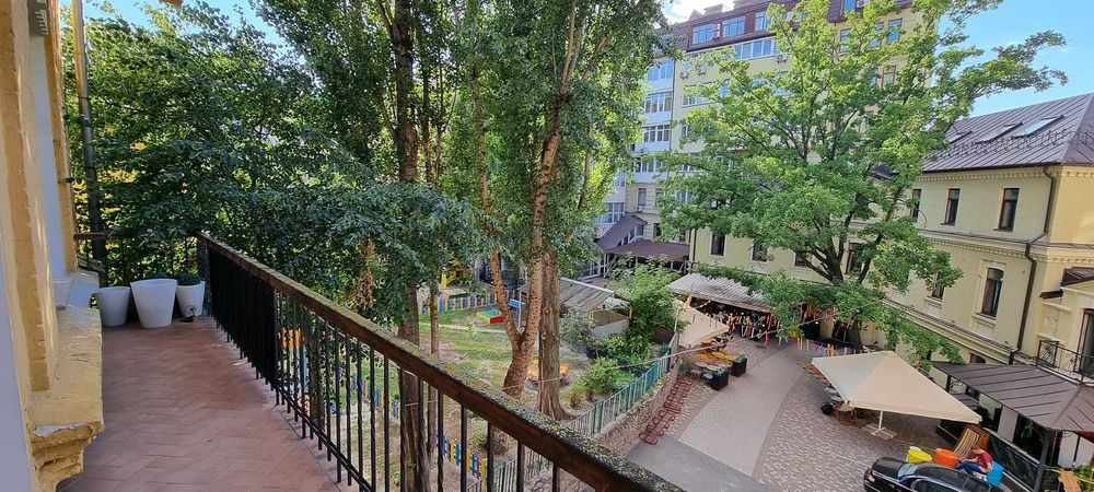 Аренда 2-х ком.квартирыS-110 м.кв. ул.Андреевский спуск 2 б.Подол без%