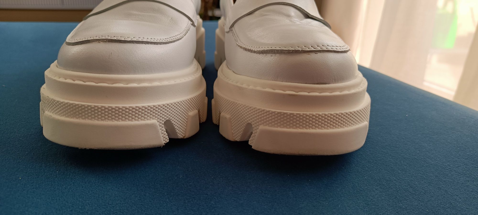 Białe mokasyny na platformie skórzane Casu rozmiar 37. Wkładka 24,5cm.