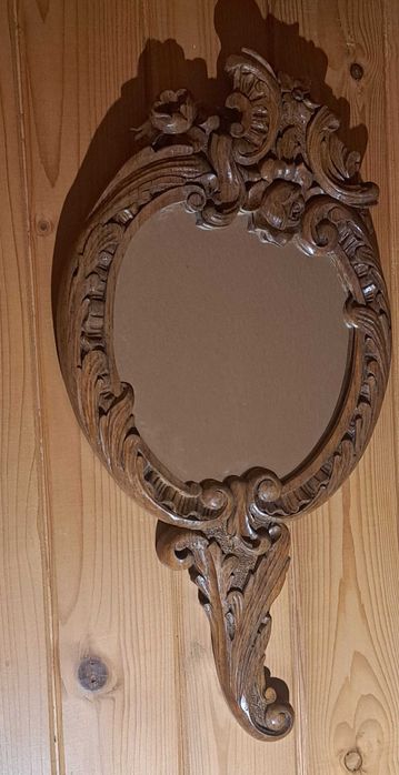zabytkowe lustro w drewnianej rzeźbionej ramie