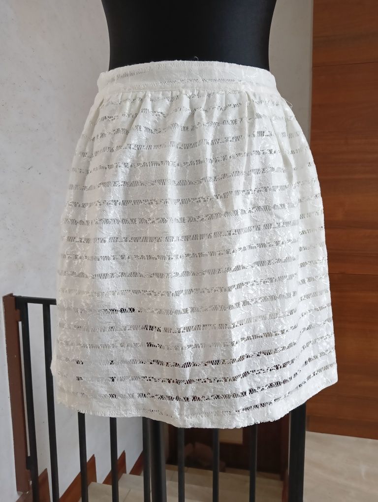 Krótka biała spódnica