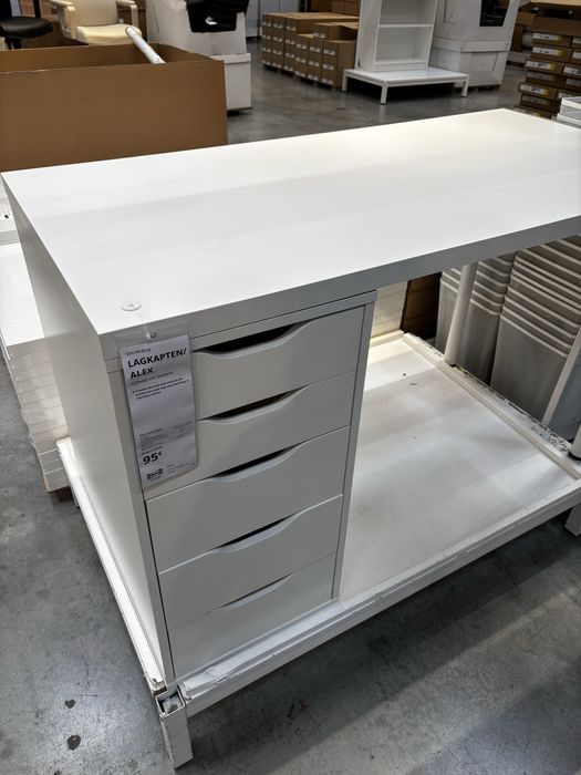 Secretaria ikea com cadeira