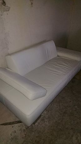 Białą sofa dwuosobowa