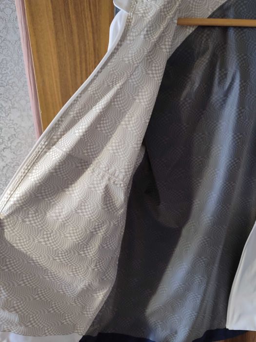 Вітровка  жіноча, спортивна. дуже  легка та якісна . Нова