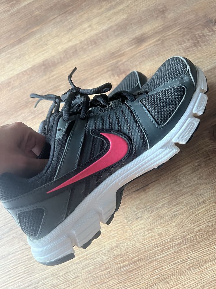 Buty sportowe do biegania czarne różowe Nike 37,5 cm