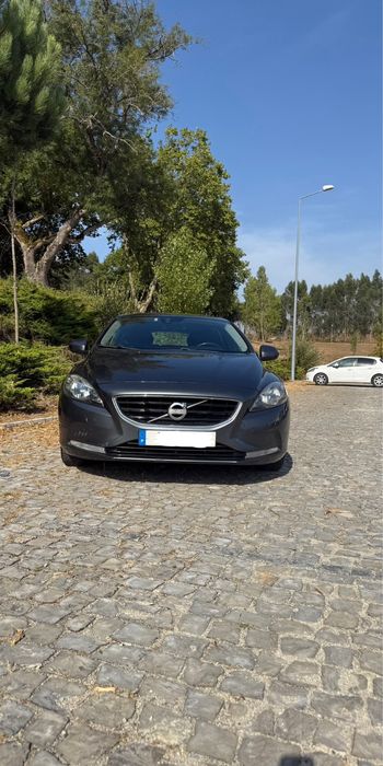 Volvo v40.