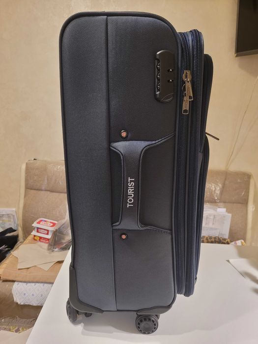 Чемодан Tourist 67 / 40 / 32 см (размер М)