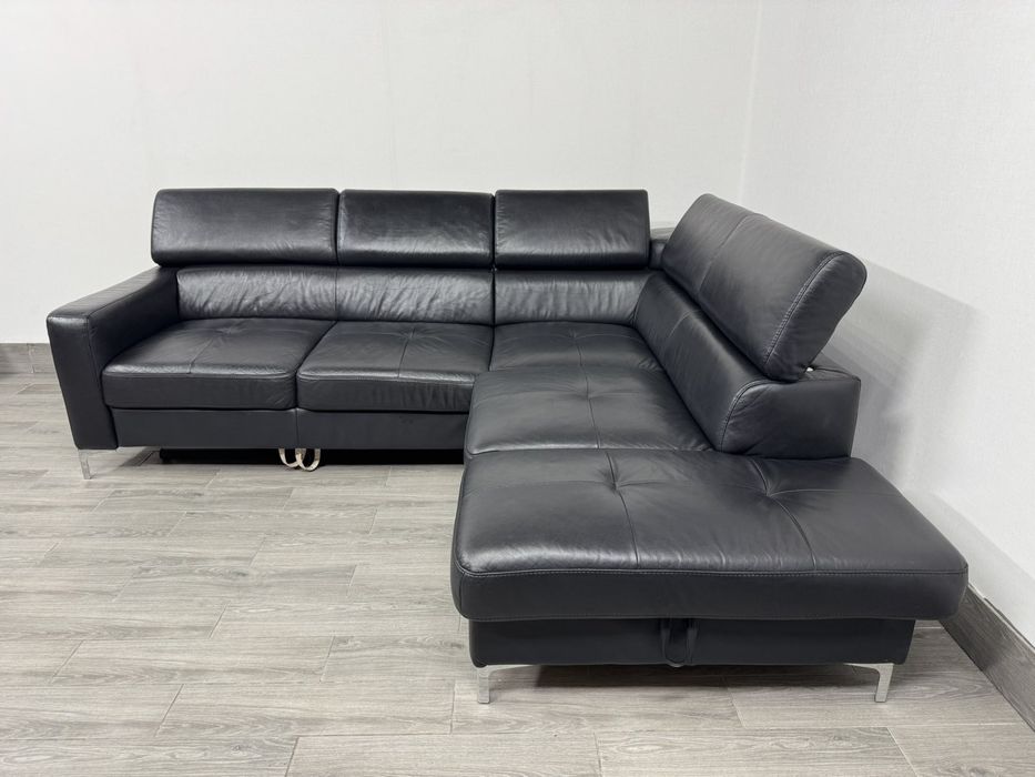 Шкіряний кутовий розкладний чорний диван з нішою та пуф.   Німеччина