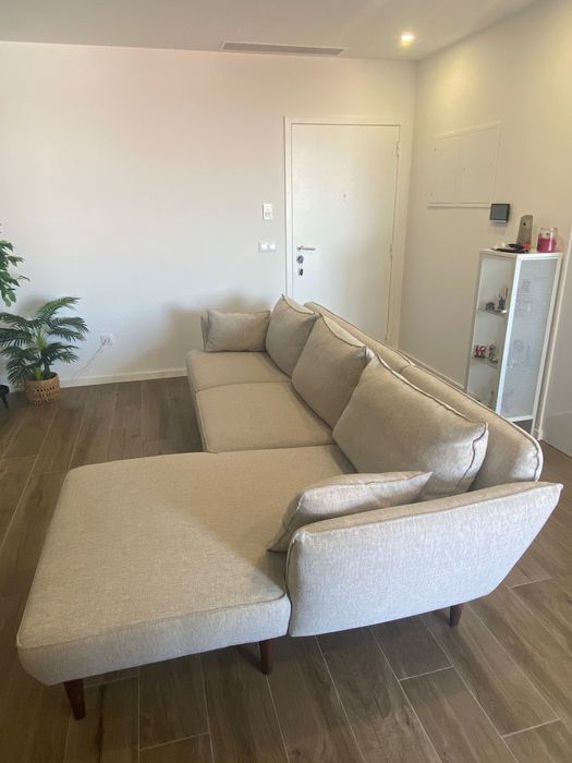 Sofá bege com chaise longue