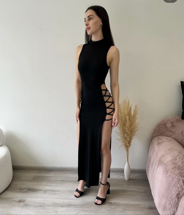 Сукня з вирізами збоку