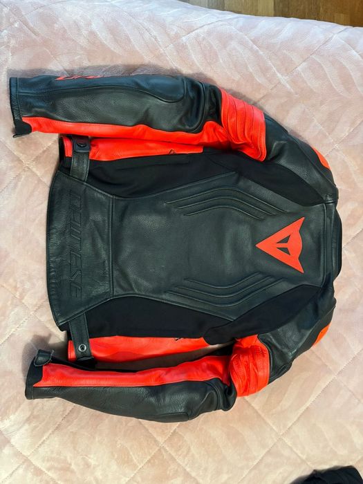 Casaco de mota feminino Dainese preto e vermelho