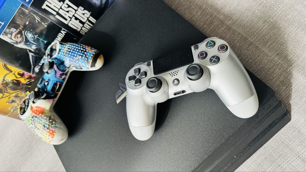Sony Play Station 4 Pro 1 Tb + два геймпади + три гри PS4 CUH-7216B