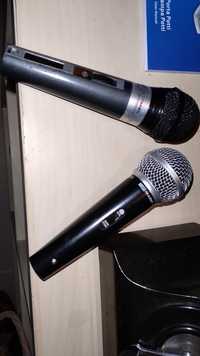 Dois microfones com fios