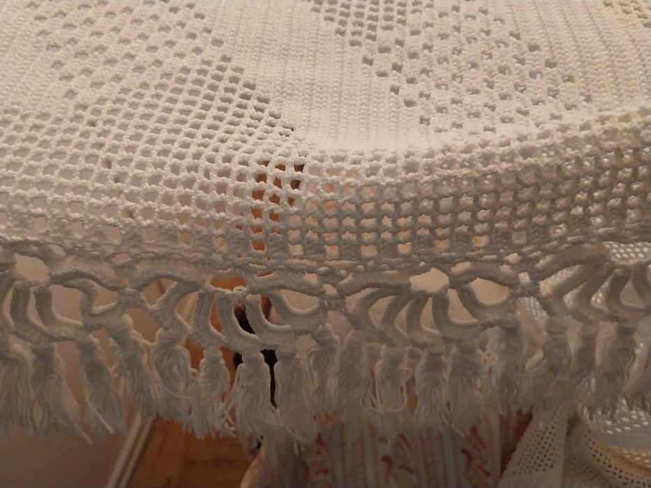 Colcha e toalha de mesa em crochê