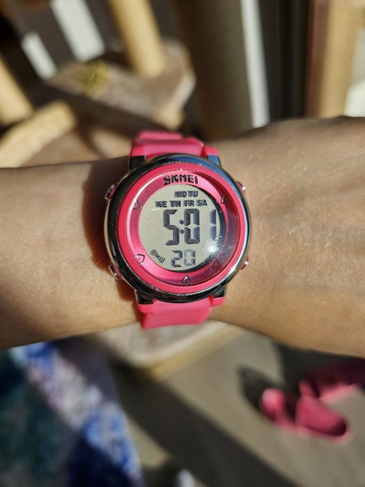 Zegarek różowy elektroniczny