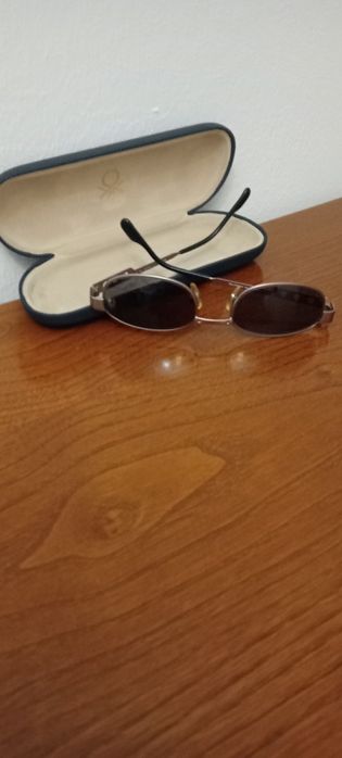 Óculos de sol marca Benetton