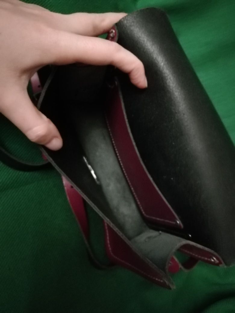 Bakłażanowa fuksjowa skorzana teczka listonoszka The Leather Satchel