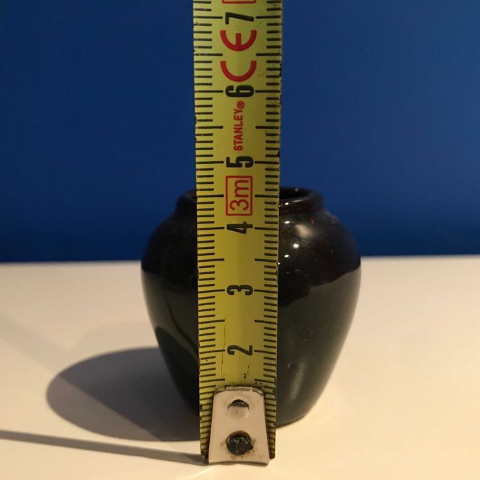 Mały ozdobny dzbanuszek