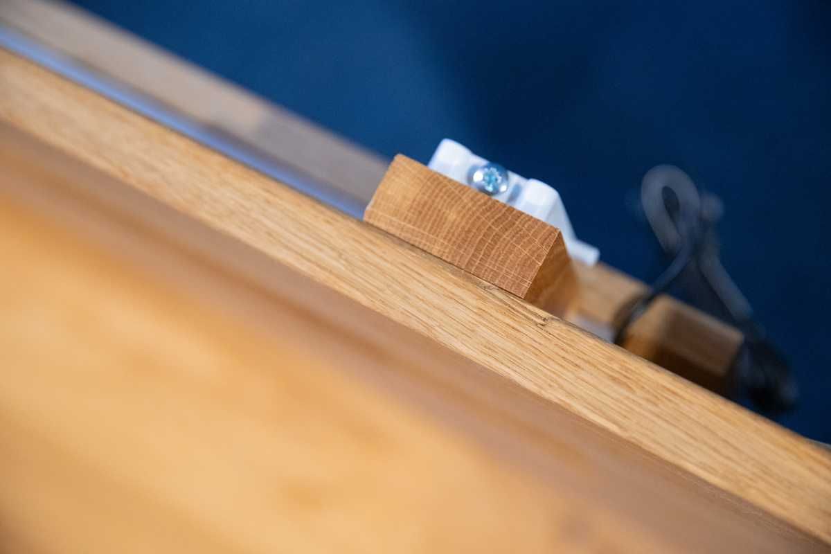 Półka dębowa Velgrande z oświetleniem – wgniecenie, taniej o 830 zł!