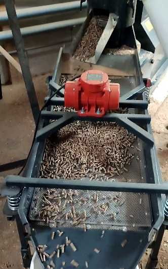 Linia prod.: peleciarka 22 kW; podajnik trociny; przesiewacz pelletu