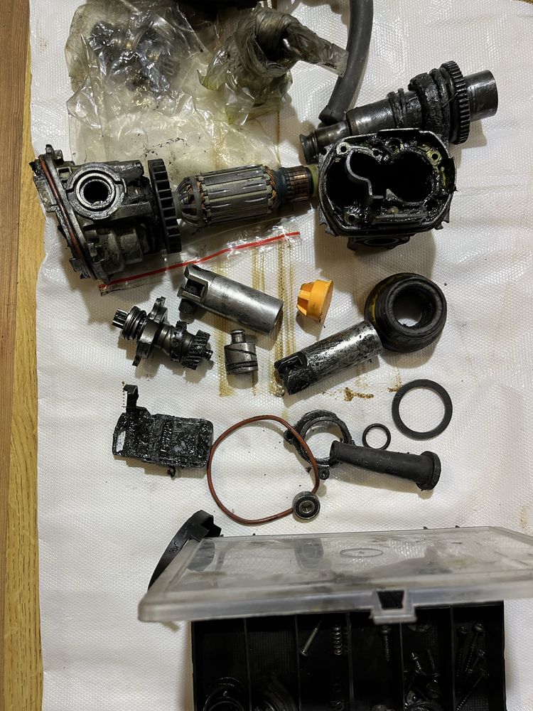 młotowiertarka DeWALT D25113 na części